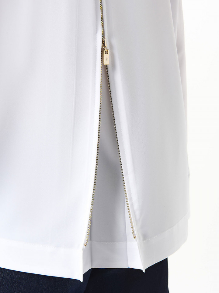 Vit blus med tuffa detaljer från...