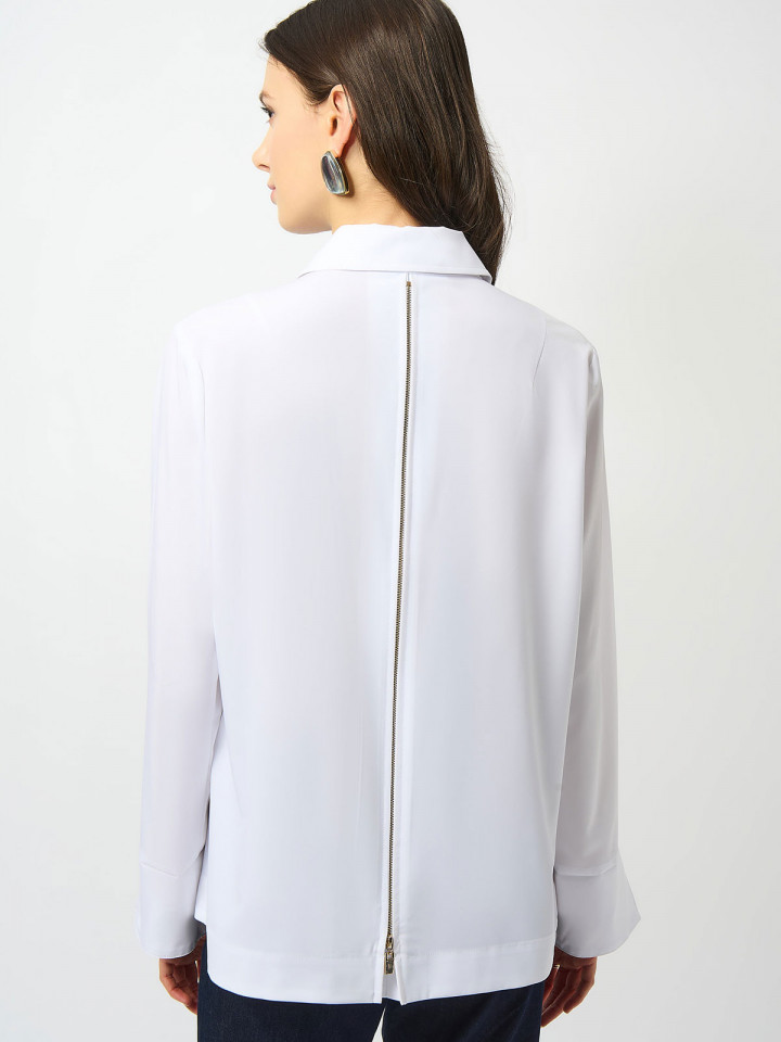 Vit blus med tuffa detaljer från...