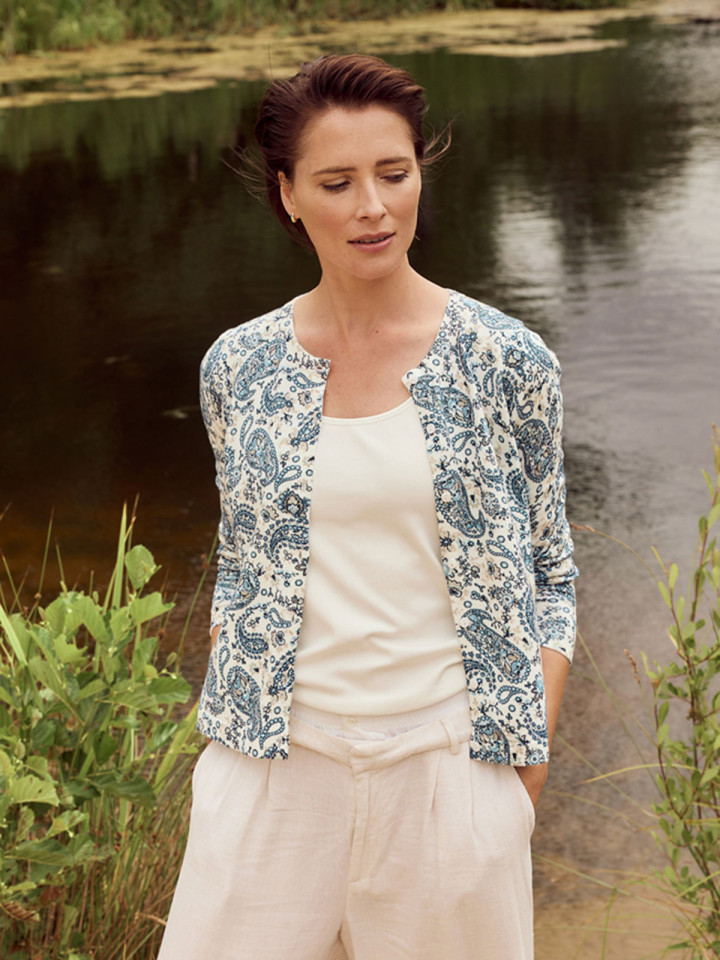 Finstickad kofta blå blom från Bloomings