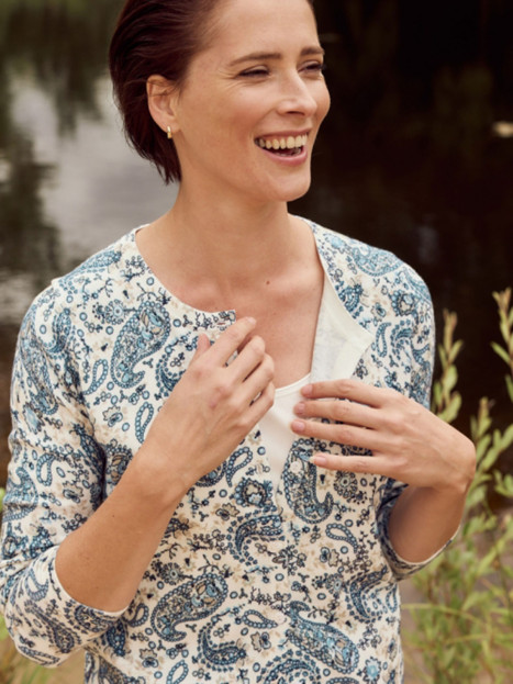 Finstickad kofta blå blom från Bloomings