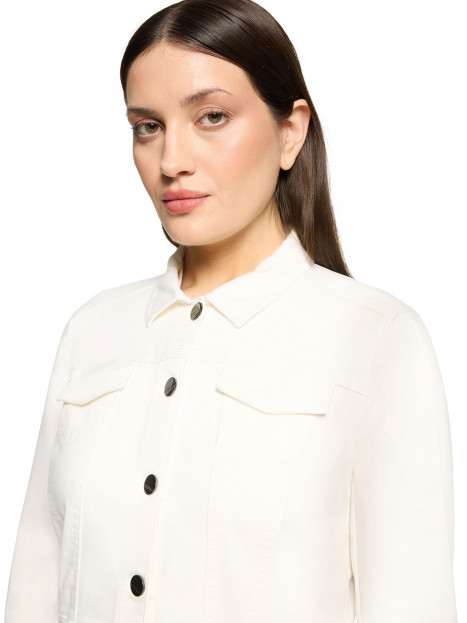 Jacka cremevit från Betty & Co