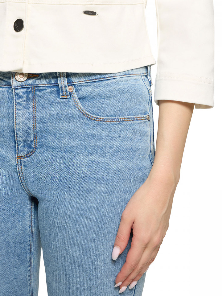 Jacka cremevit från Betty & Co