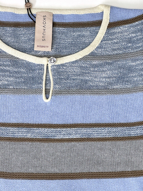 Finstickad tröja blå rand dekorknapp från Skovhuus