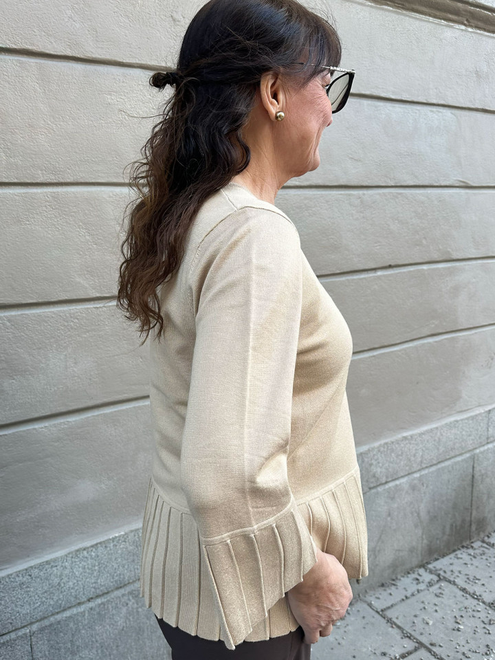 Finstickad tröja med Peplum Sand från...