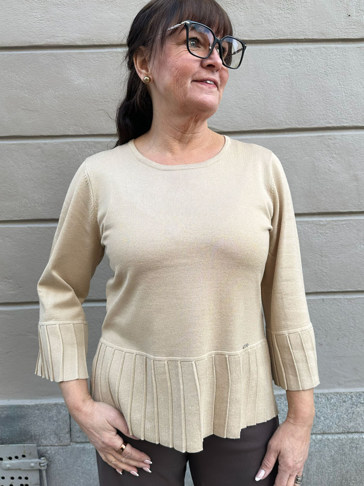 Finstickad tröja med Peplum Sand från Micha
