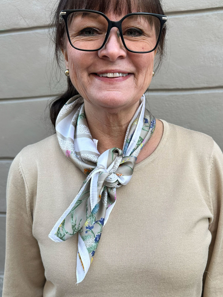 Scarf sommarblommor taupe från the Moshi