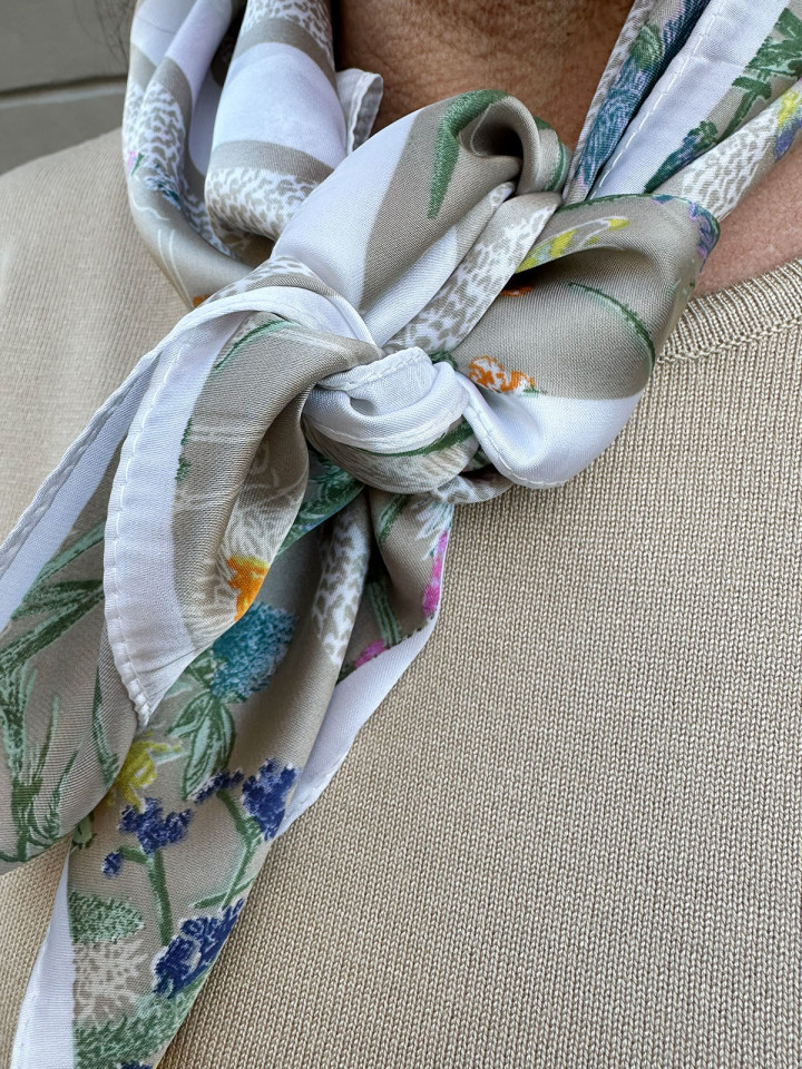 Scarf sommarblommor taupe från the Moshi
