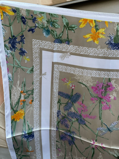 Scarf sommarblommor taupe från the Moshi