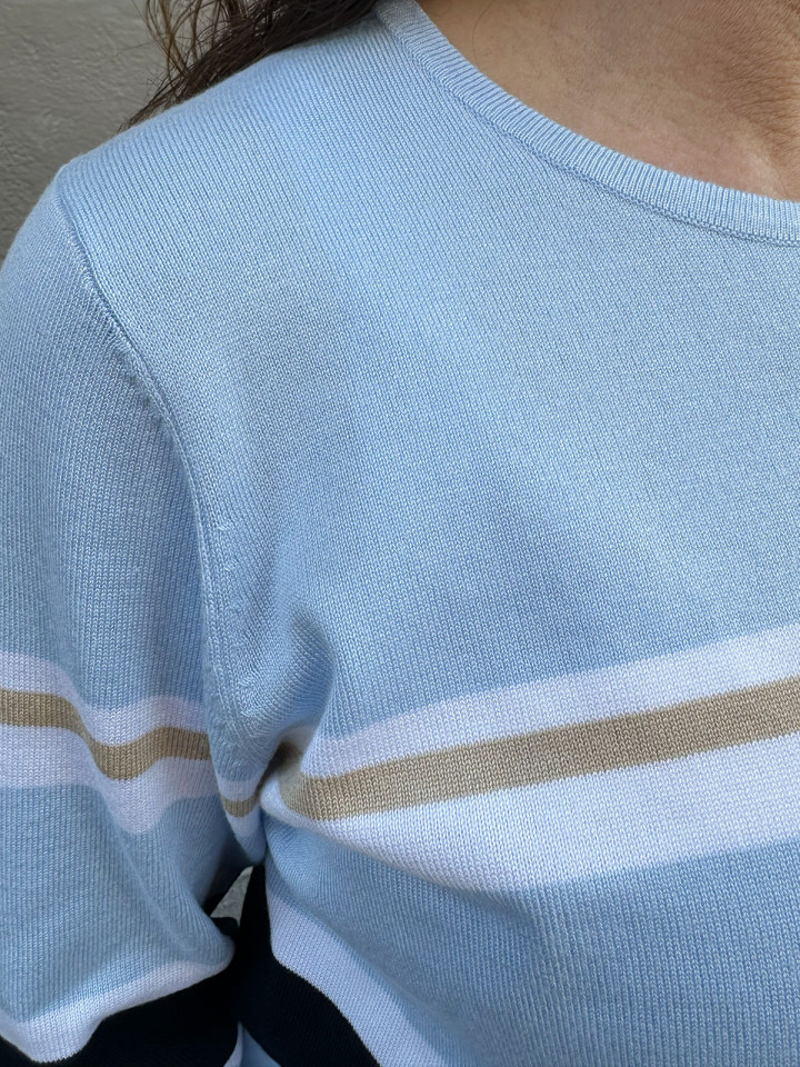 Finstickad tröja ljusblå randig från...