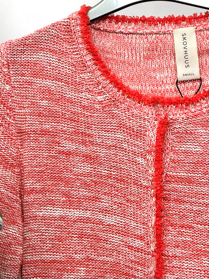 Avigstickad kofta röd från Skovhuus