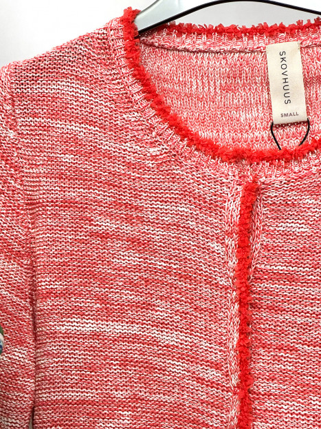 Avigstickad kofta röd från Skovhuus