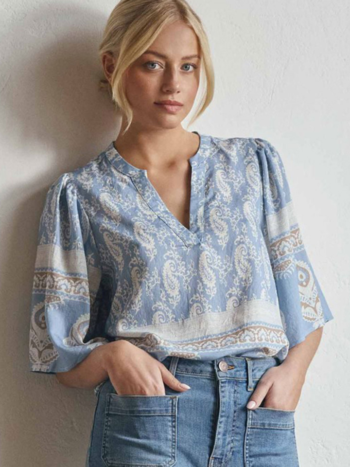 Blus Ane ljusblå från Isay