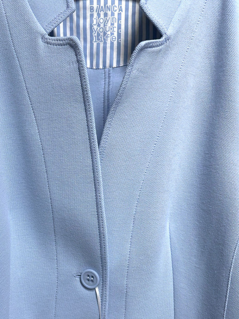 Trikåkavaj Jolien ljusblå från Bianca