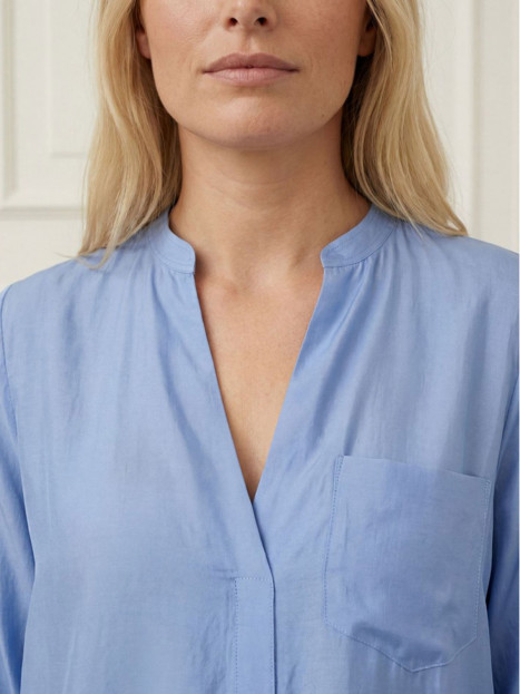 Blus Marie Long himmelsblå från Isay