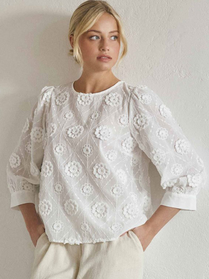 Blus Maggi med broderi vit från Isay