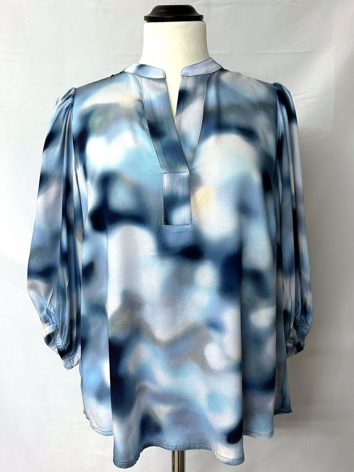 Viskosblus blå soft focus från Micha