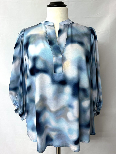 Viskosblus blå soft focus från Micha