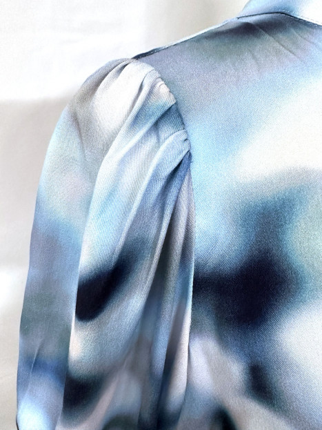 Viskosblus blå soft focus från Micha