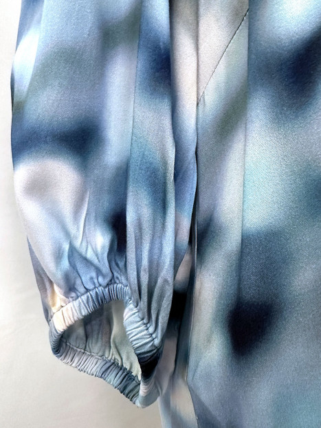 Viskosblus blå soft focus från Micha