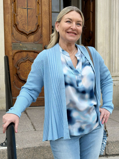 Viskosblus blå soft focus från Micha