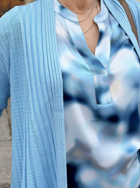 Viskosblus blå soft focus från Micha