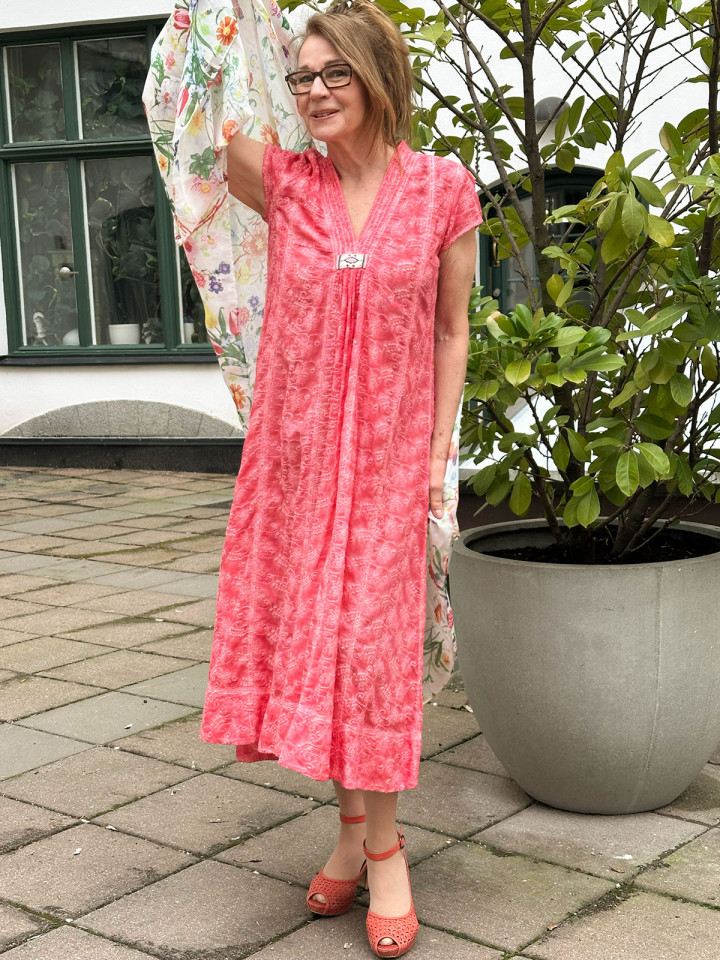 Klänning Daria korall från Gossip