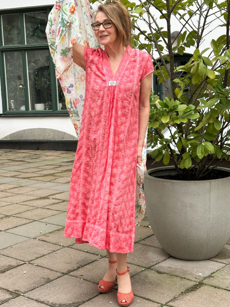 Klänning Daria korall från Gossip