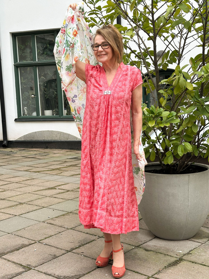 Klänning Daria korall från Gossip