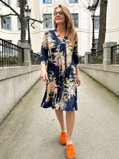 Klänning Kissie marin från Gossip