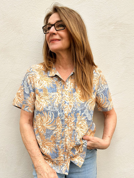 Viskosblus Kalua ljusblå/aprikos från Gossip