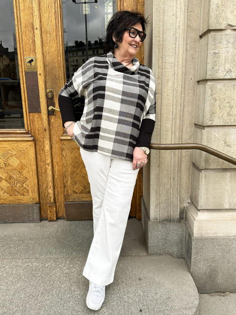 Blus med vid polokrage svart/creme från Sahara 2