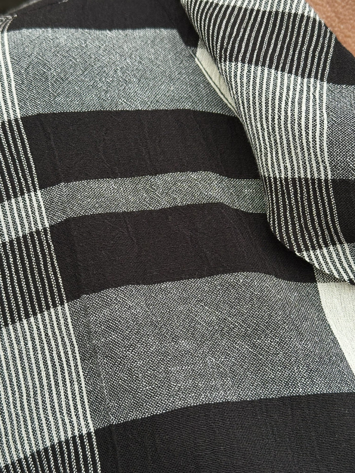 Blus med vid polokrage svart/creme...