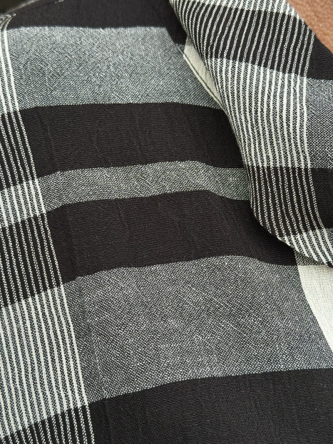 Blus med vid polokrage svart/creme från Sahara