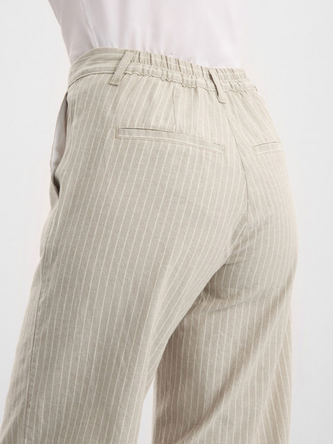 Byxa Lily straight Crop beige rand från LauRie