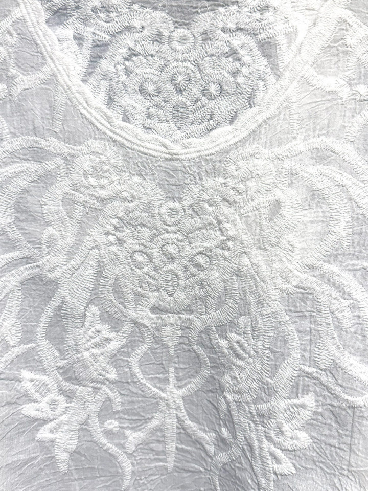 Bomullsblus vit med brodyr från M.X.O