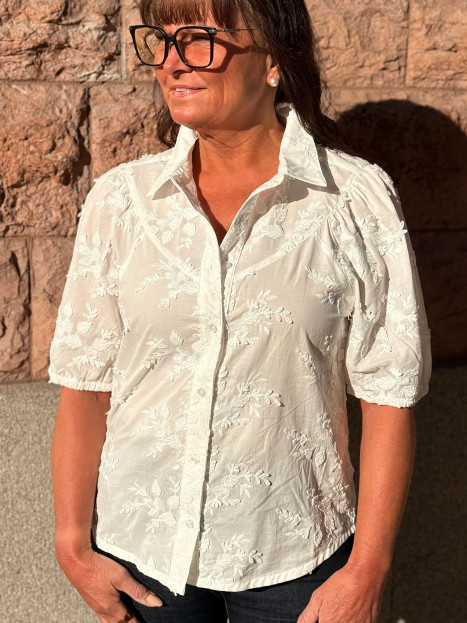 Blus Victoria brodyr vit från Red Button