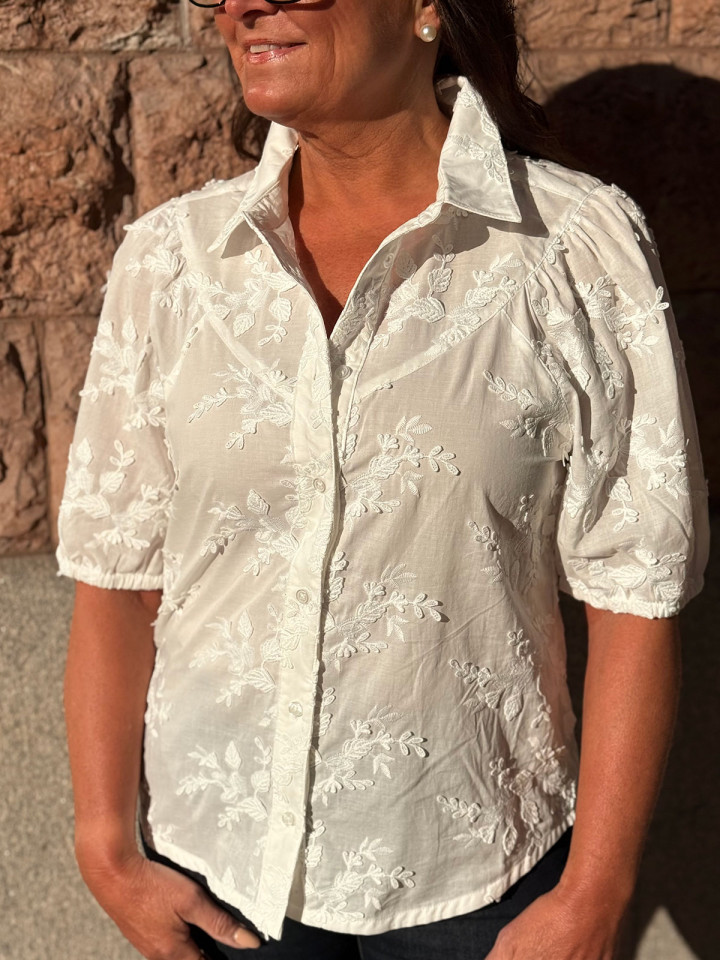 Blus Victoria brodyr vit från Red Button