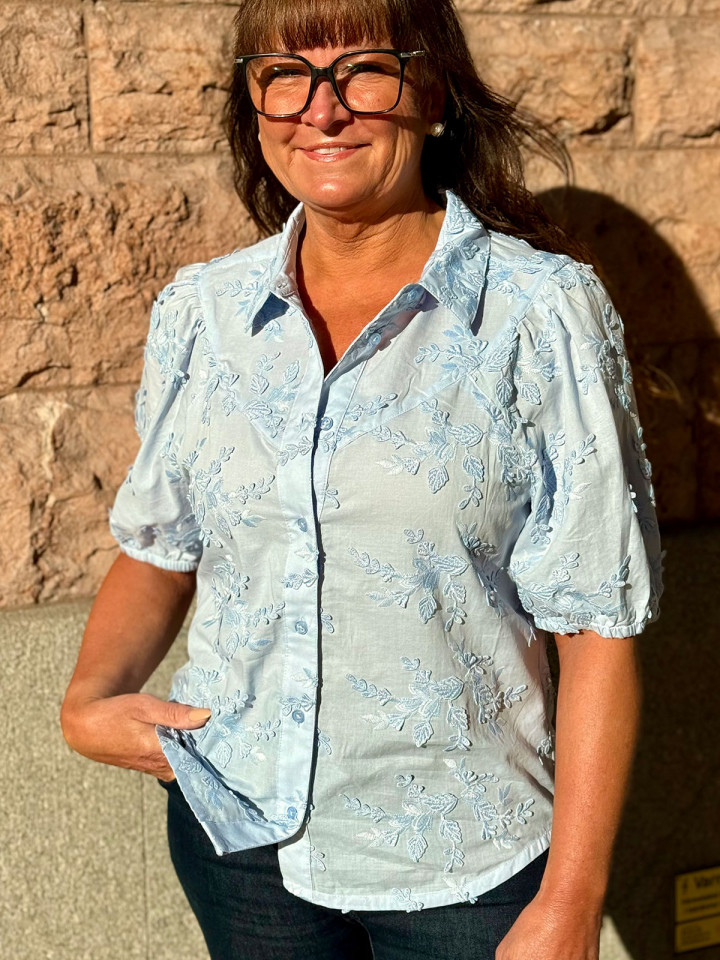 Blus Victoria brodyr ljusblå från Red Button