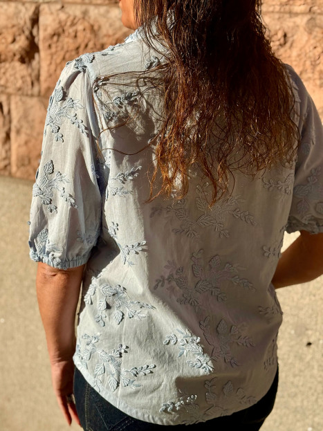 Blus Victoria brodyr ljusblå från Red Button