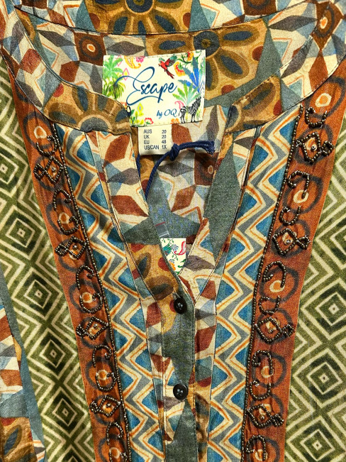 Klänning Vera multi med pärlor från Escape 2