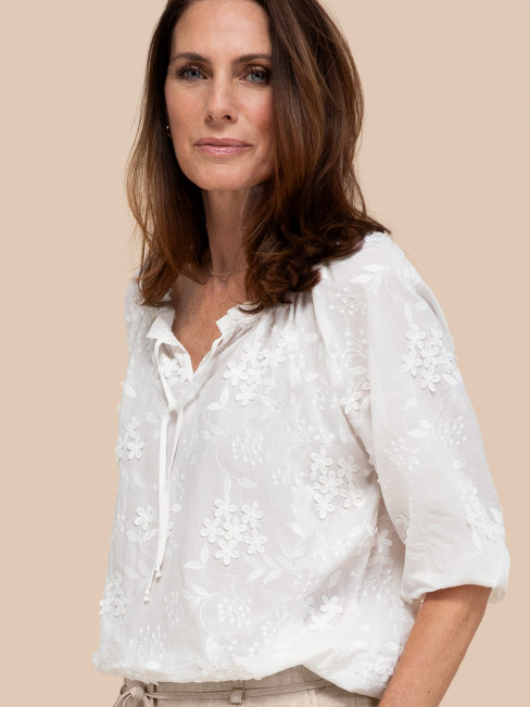 Blus blombrodyr vit från Bianca 2