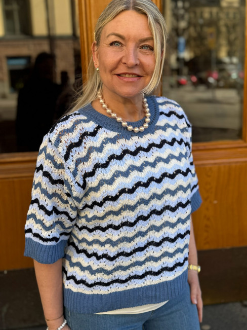 Mönsterstickad tröja blå från Claire