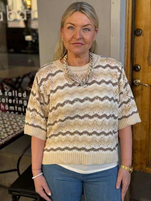 Mönsterstickad tröja sand från Claire