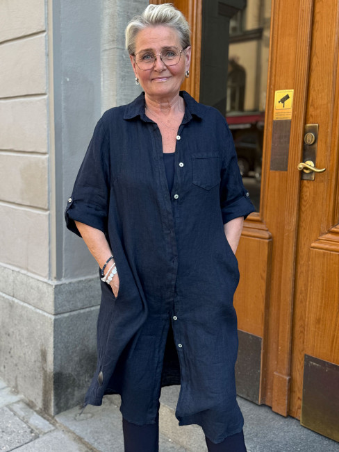 Lång linneskjorta marin från Chica London