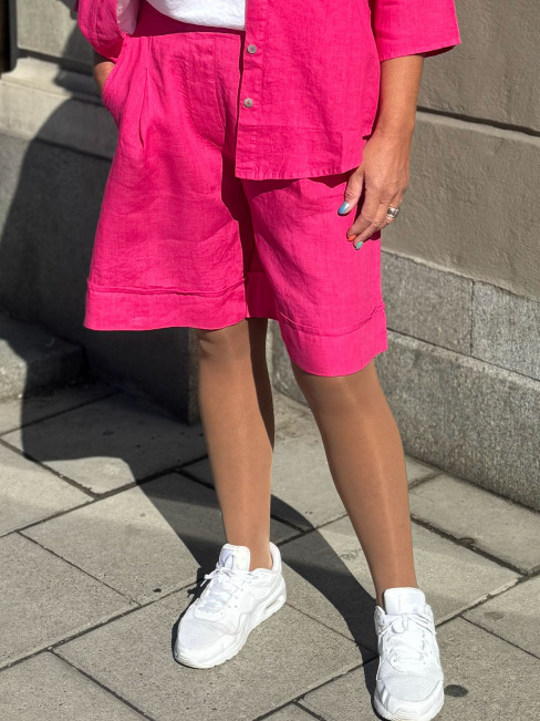 Linneshorts cerise från Blueberry