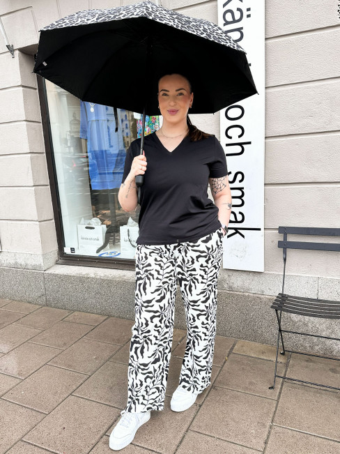 Sval viskosbyxa sv-vit från Gabriella K