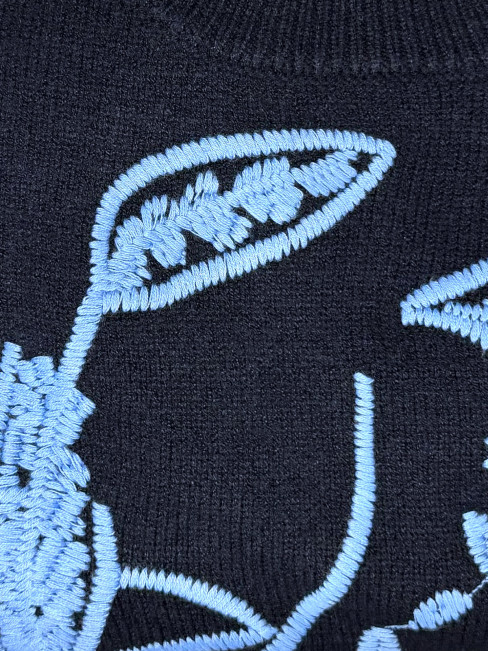 Stickad tröja med broderi blå från Micha 2