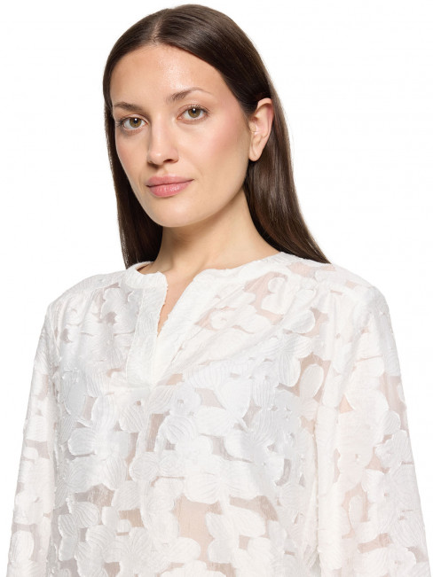 Chiffongblus vit med blomapplikation från Betty & Co 2