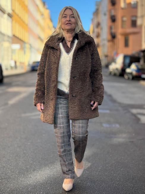 Fuskpäls Marcy brun från SAKI 2