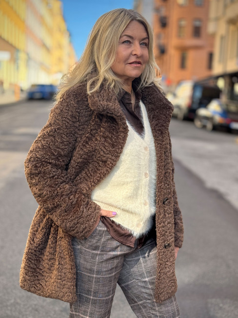 Fuskpäls Marcy brun från SAKI